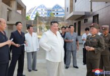 Kim Jong Un dirige sobre el terreno la construcción de fábricas de la industria local