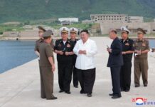 Kim Jong Un revisa el terreno de la construcción de una base naval