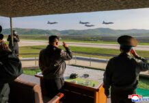 El camarada líder Kim Jong Un dirige los entrenamientos de la primera división guardia de aviación del EPC