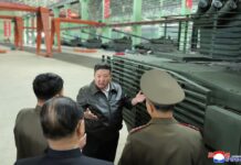 Kim Jong Un visita una importante fábrica de tanques