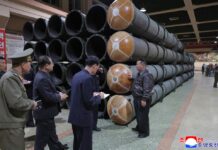 Kim Jong Un recorre empresas armamentistas adscritas al Comité Económico No. 2