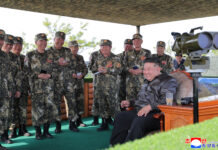 Kim Jong Un observa una competencia entre subunidades de artillería del Ejército Popular de Corea