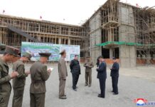 Kim Jong Un inspecciona un hospital y complejo de servicios en plena construcción en el distrito Kangdong