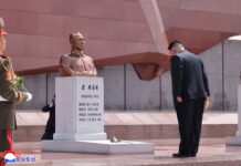 El camarada líder Kim Jong Un rinde honores en el Cementerio de los Mártires Revolucionario e el Monte Taesong