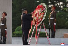 El camarada Kim Jong Un visita el Monumento a la Liberación con motivo del 80 aniversario de la liberación de la patria