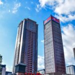 Edificio de apartamentos con la bandera nacional de la R.P.D. de Corea