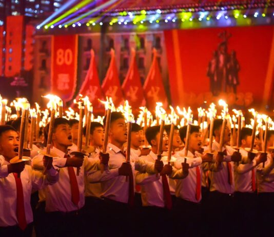 Jóvenes coreanos desfilan con antorchas por el 80 aniversario del PTC