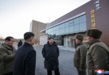Kim Jong Un comprueba la situación de fábricas de industria local, previo a su inauguración