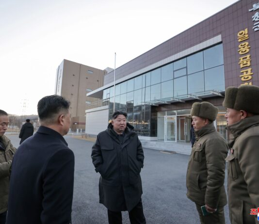 Kim Jong Un comprueba la situación de fábricas de industria local, previo a su inauguración