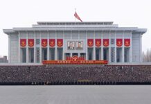 Kim Jong Un se fotografía con participantes en el IX Congreso del PTC