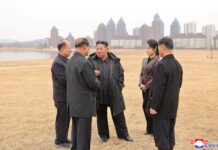 Estimado camarada Kim Jong Un planta árboles en el reparto Saeppyol en ocasión del Día de la Reforestación