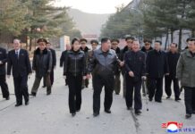 El camarada Kim Jong Un dirige sobre el terreno una importante fábrica de materiales bélicos