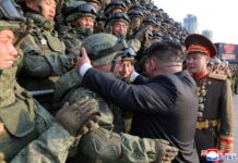 Kim Jong Un posa con participantes del desfile militar por el IX Congreso del PTC