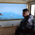 Elementos del instituto de armas blindadas de la Academia de Ciencias de Defensa Nacional exhiben su eficiencia ante el camarada líder Kim Jong Un