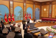 Reunión del camarada Kim Jong Un con cuadros principales a quienes les otorga regalos