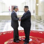 Estimado camarada Kim Jong Un se reúne con el canciller chino Wang Yi