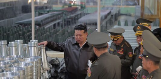 Kim Jong Un inspecciona varias empresas de la industria bélica