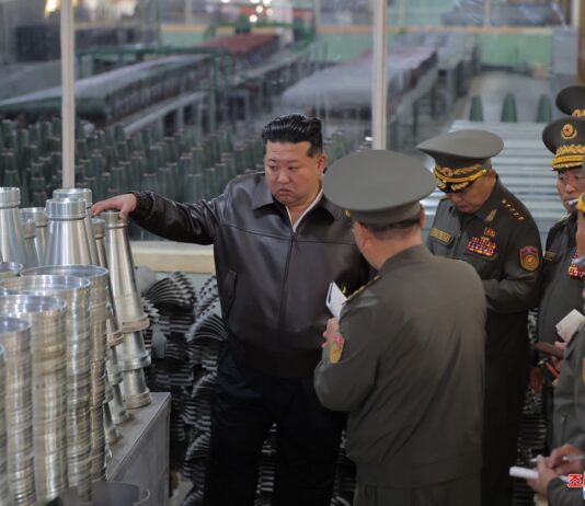 Kim Jong Un inspecciona varias empresas de la industria bélica