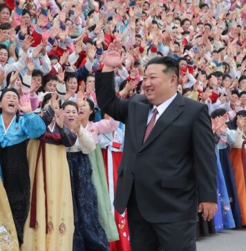 Kim Jong Un se reúne y retrata con trabajadoras congresistas de la UMSC