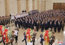 El camarada líder Kim Jong Un visita el Palacio del Sol de Kumsusan