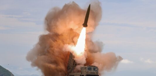 Kim Jong Un observa pruebas de armas balísticas creadas para la defensa nacional