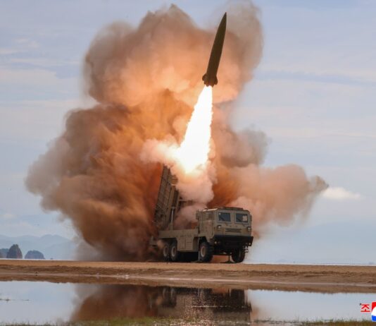 Kim Jong Un observa pruebas de armas balísticas creadas para la defensa nacional