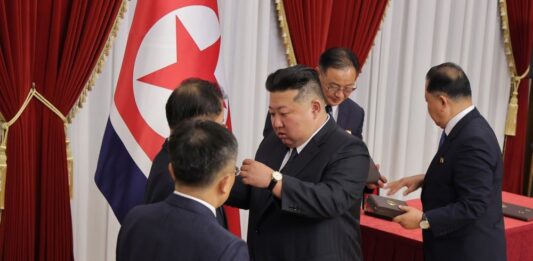 Kim Jong Un condecora a contribuyentes al fortalecimiento de la defensa nacional